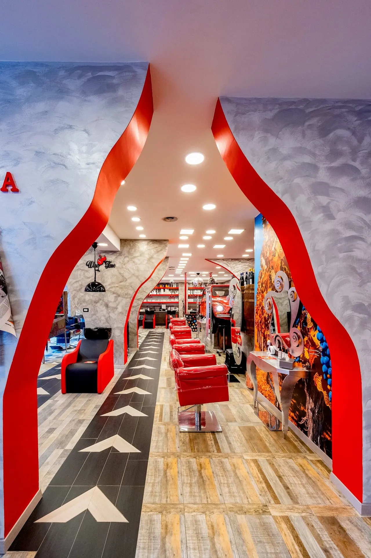 L'arco rosso all'ingresso della zona taglio